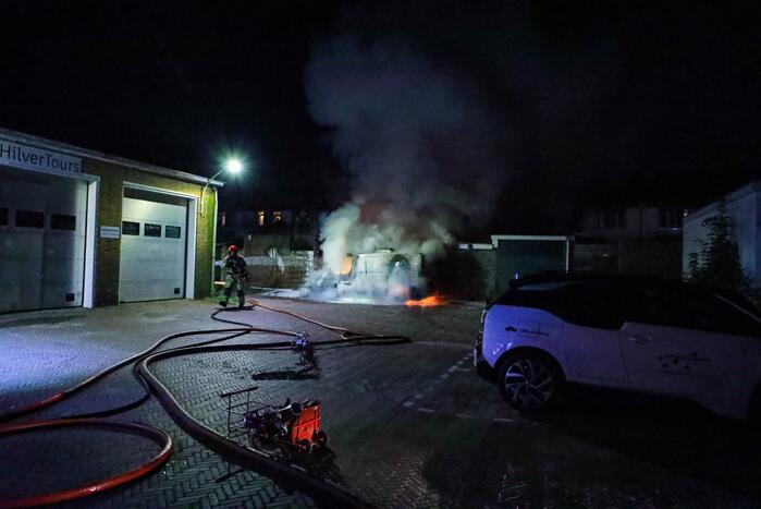 Bestelbus en deel van schuur volledig uitgebrand