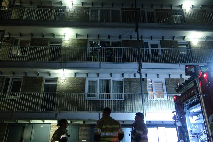 Brandweer blust brand in keuken van appartement