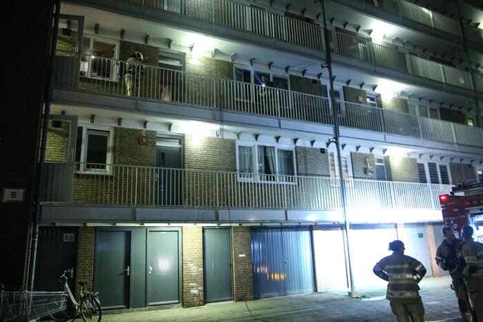 Brandweer blust brand in keuken van appartement