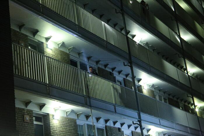 Brandweer blust brand in keuken van appartement