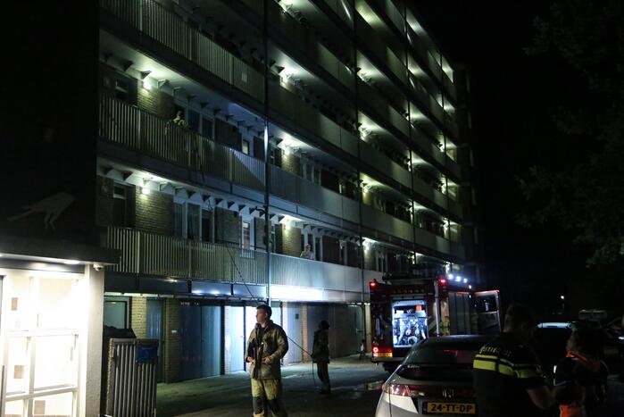 Brandweer blust brand in keuken van appartement