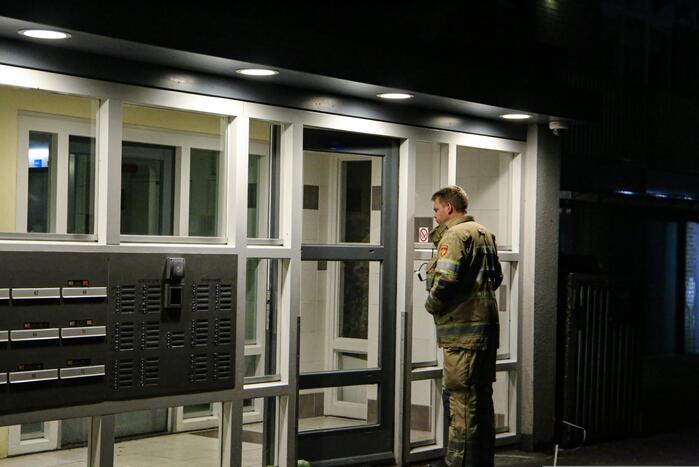 Brandweer blust brand in keuken van appartement