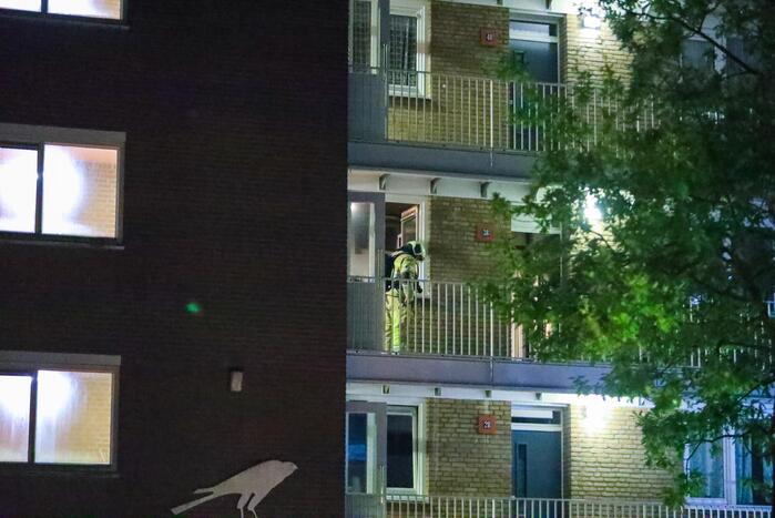 Brandweer blust brand in keuken van appartement