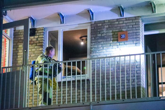 Brandweer blust brand in keuken van appartement