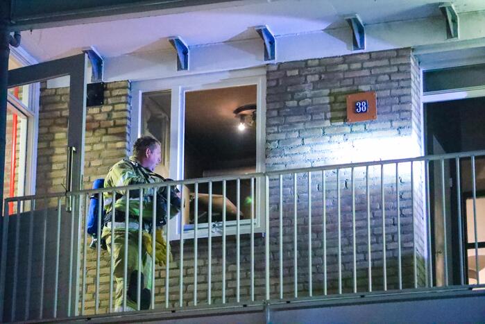 Brandweer blust brand in keuken van appartement