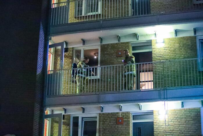 Brandweer blust brand in keuken van appartement