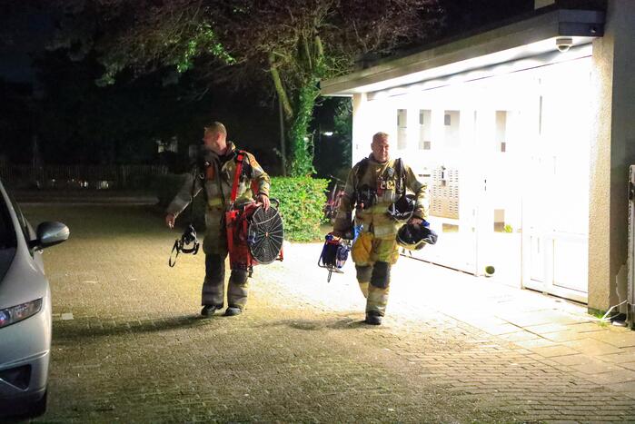 Brandweer blust brand in keuken van appartement