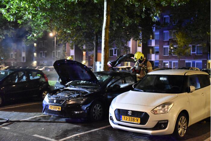 Geparkeerd staande auto verwoest door brand
