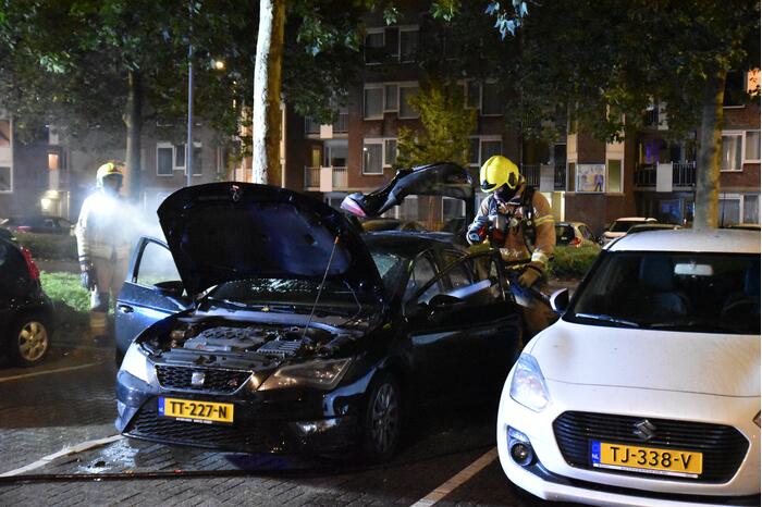 Geparkeerd staande auto verwoest door brand