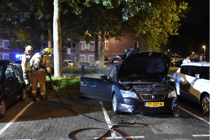 Geparkeerd staande auto verwoest door brand
