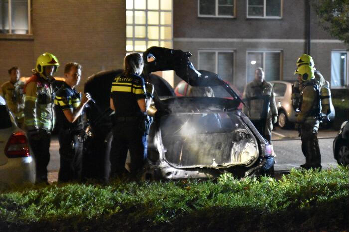 Geparkeerd staande auto verwoest door brand