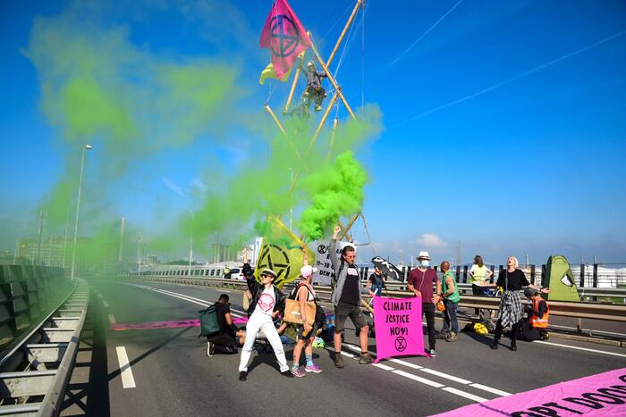 Klimaatactivisten Extinction Rebellion blokkeren toegang Shell-Pernis