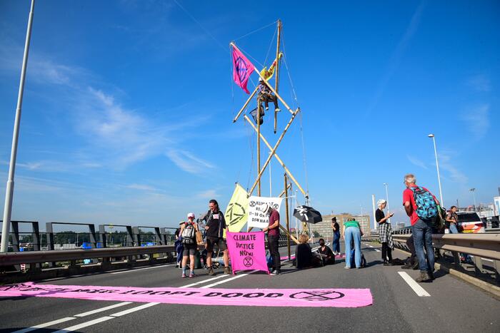 Klimaatactivisten Extinction Rebellion blokkeren toegang Shell-Pernis