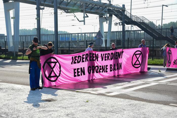 Klimaatactivisten Extinction Rebellion blokkeren toegang Shell-Pernis