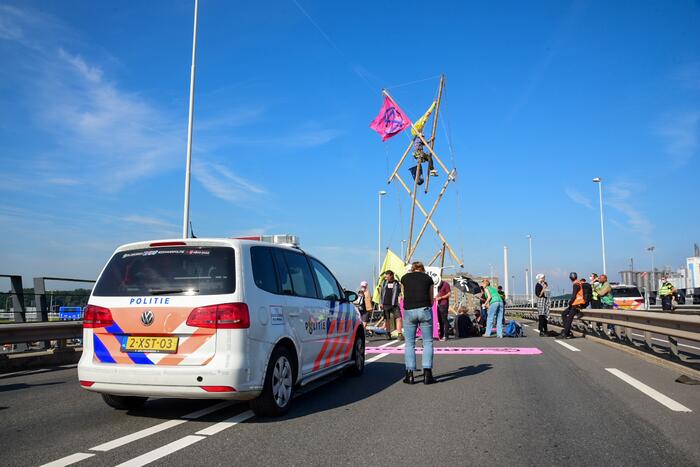 Klimaatactivisten Extinction Rebellion blokkeren toegang Shell-Pernis