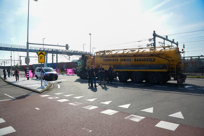 Klimaatactivisten Extinction Rebellion blokkeren toegang Shell-Pernis