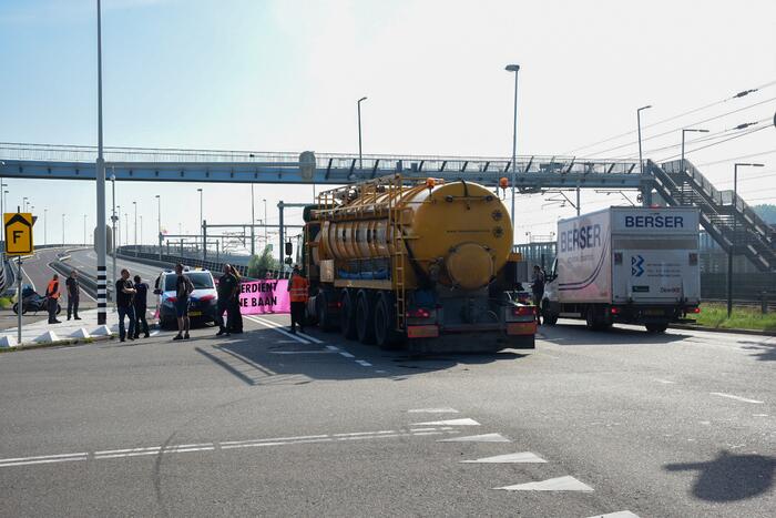 Klimaatactivisten Extinction Rebellion blokkeren toegang Shell-Pernis