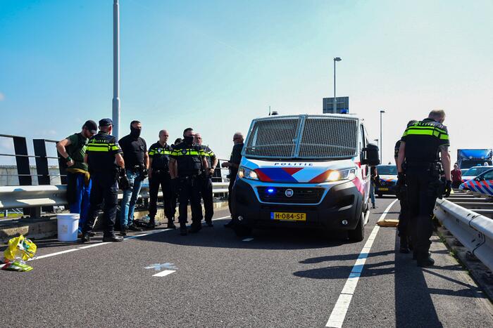 Klimaatactivisten Extinction Rebellion blokkeren toegang Shell-Pernis