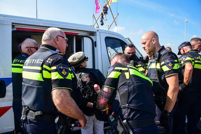 Klimaatactivisten Extinction Rebellion blokkeren toegang Shell-Pernis