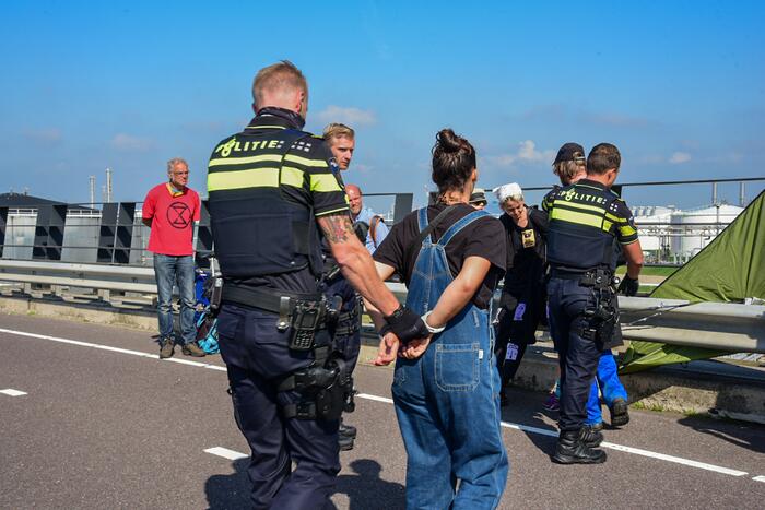 Klimaatactivisten Extinction Rebellion blokkeren toegang Shell-Pernis