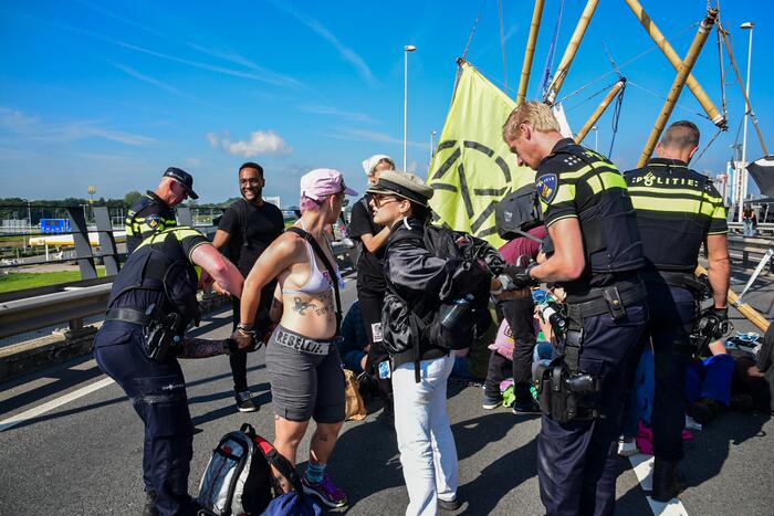 Klimaatactivisten Extinction Rebellion blokkeren toegang Shell-Pernis