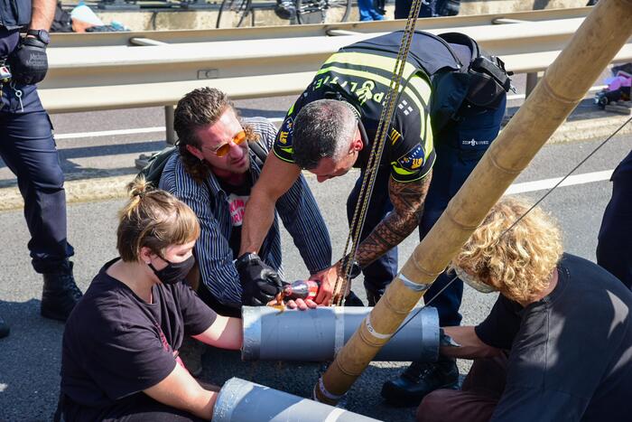 Klimaatactivisten Extinction Rebellion blokkeren toegang Shell-Pernis