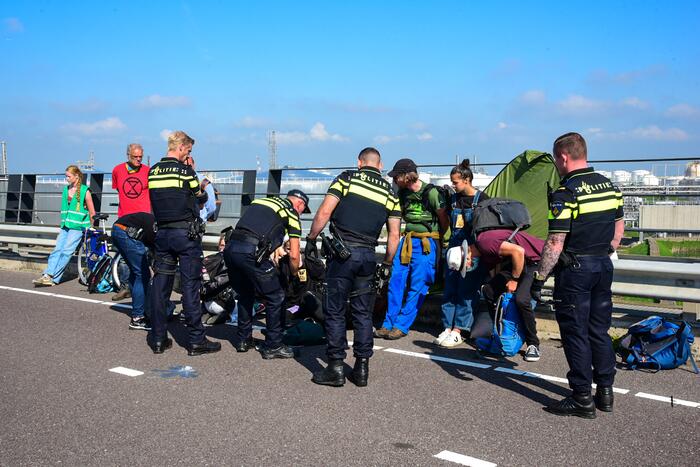 Klimaatactivisten Extinction Rebellion blokkeren toegang Shell-Pernis