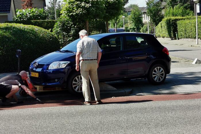 Automobilist neemt bocht tekort en belandt op betonblok