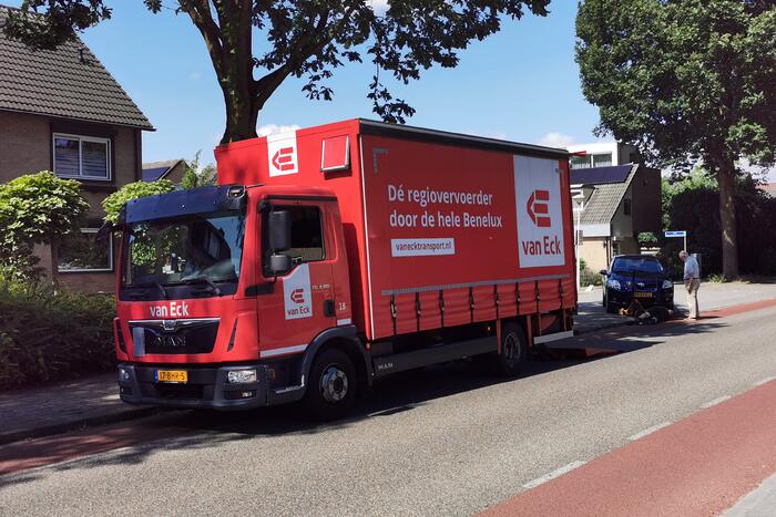 Automobilist neemt bocht tekort en belandt op betonblok