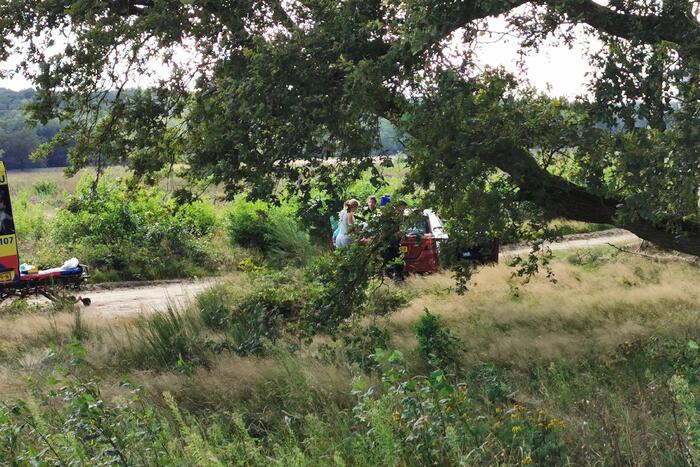 Automobilist raakt van de weg belandt in heidegebied