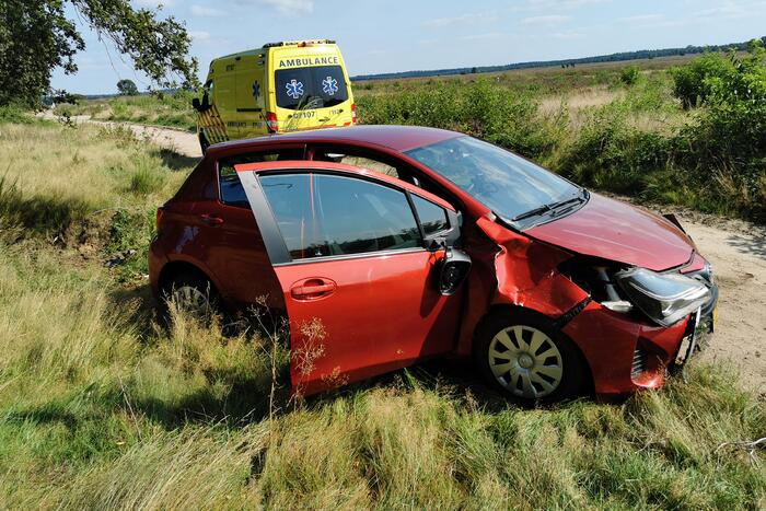 Automobilist raakt van de weg belandt in heidegebied