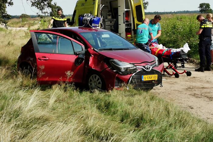 Automobilist raakt van de weg belandt in heidegebied