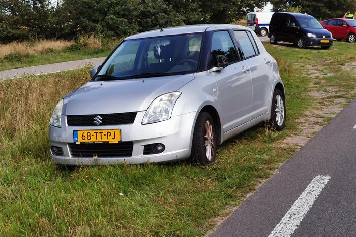 Automobilist raakt van de weg belandt in heidegebied