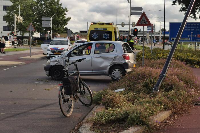 Auto slipt en botst op middengeleider