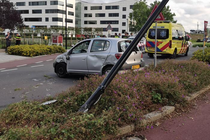 Auto slipt en botst op middengeleider