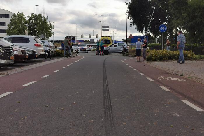 Auto slipt en botst op middengeleider