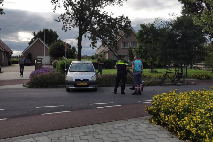 Auto slipt en botst op middengeleider