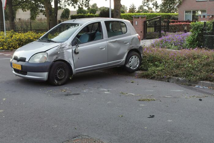 Auto slipt en botst op middengeleider