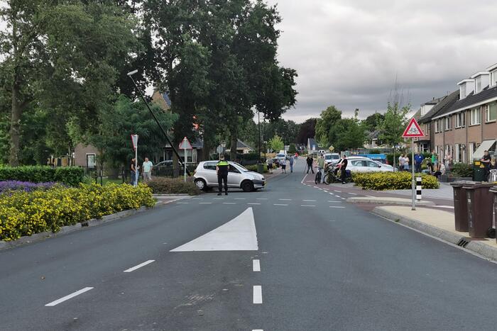 Auto slipt en botst op middengeleider