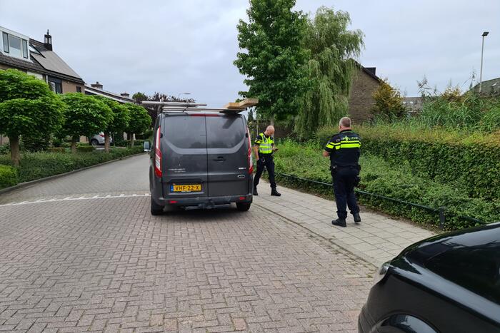 Bestelbus rijdt achteruit en rijdt oudere vrouw op fiets aan