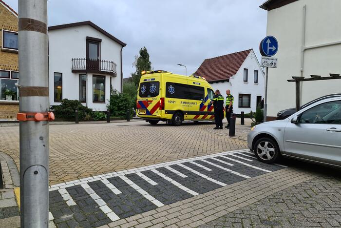 Bestelbus rijdt achteruit en rijdt oudere vrouw op fiets aan