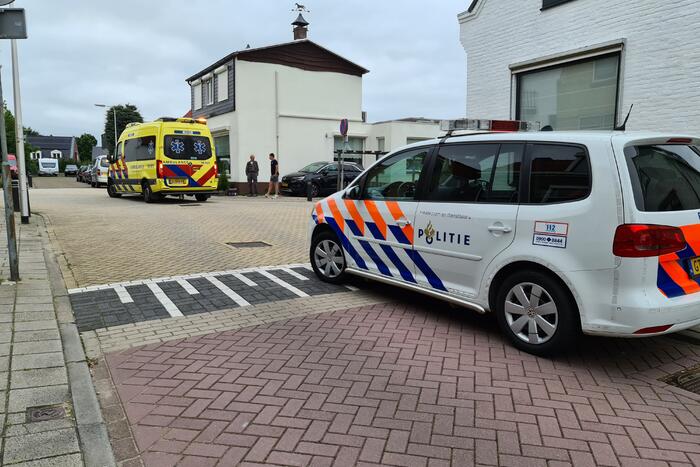 Bestelbus rijdt achteruit en rijdt oudere vrouw op fiets aan