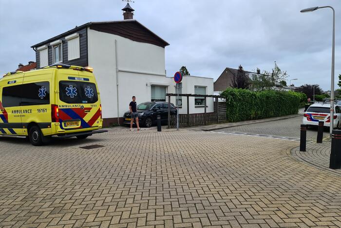 Bestelbus rijdt achteruit en rijdt oudere vrouw op fiets aan
