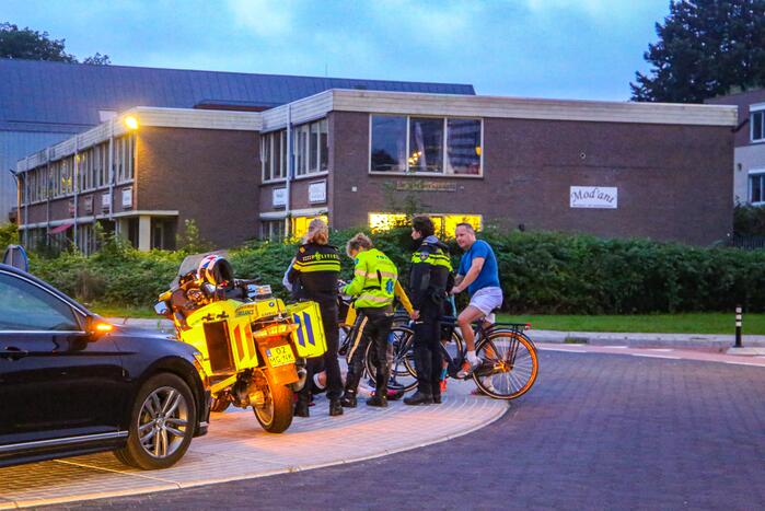 Wielrenner onderuit gegaan op rotonde