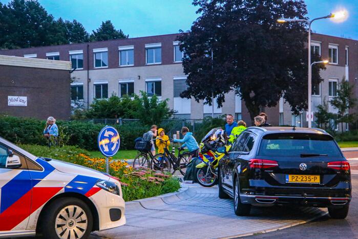 Wielrenner onderuit gegaan op rotonde