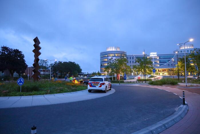 Wielrenner onderuit gegaan op rotonde