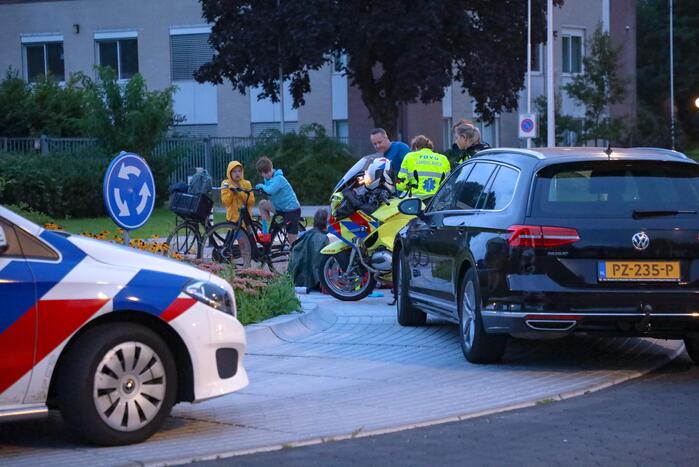 Wielrenner onderuit gegaan op rotonde