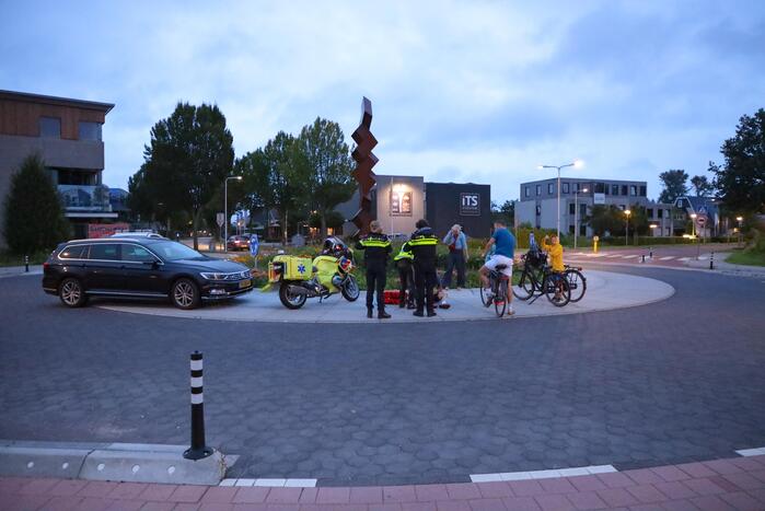 Wielrenner onderuit gegaan op rotonde