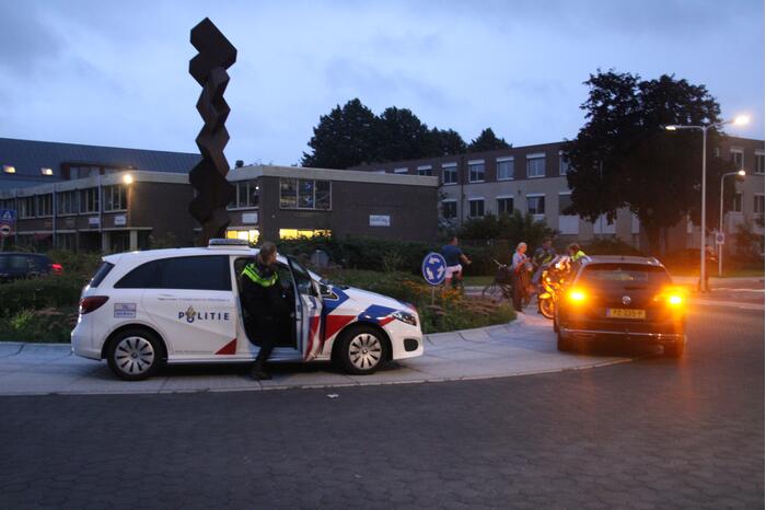 Wielrenner onderuit gegaan op rotonde