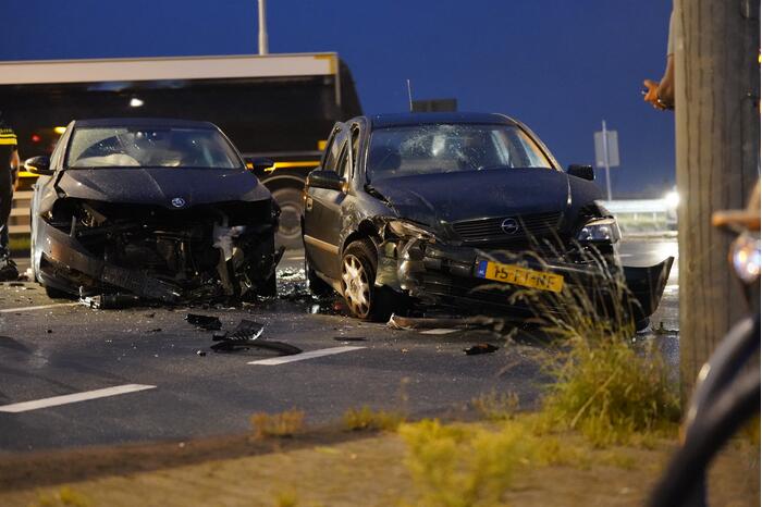Veel schade bij ongeval tussen twee auto's